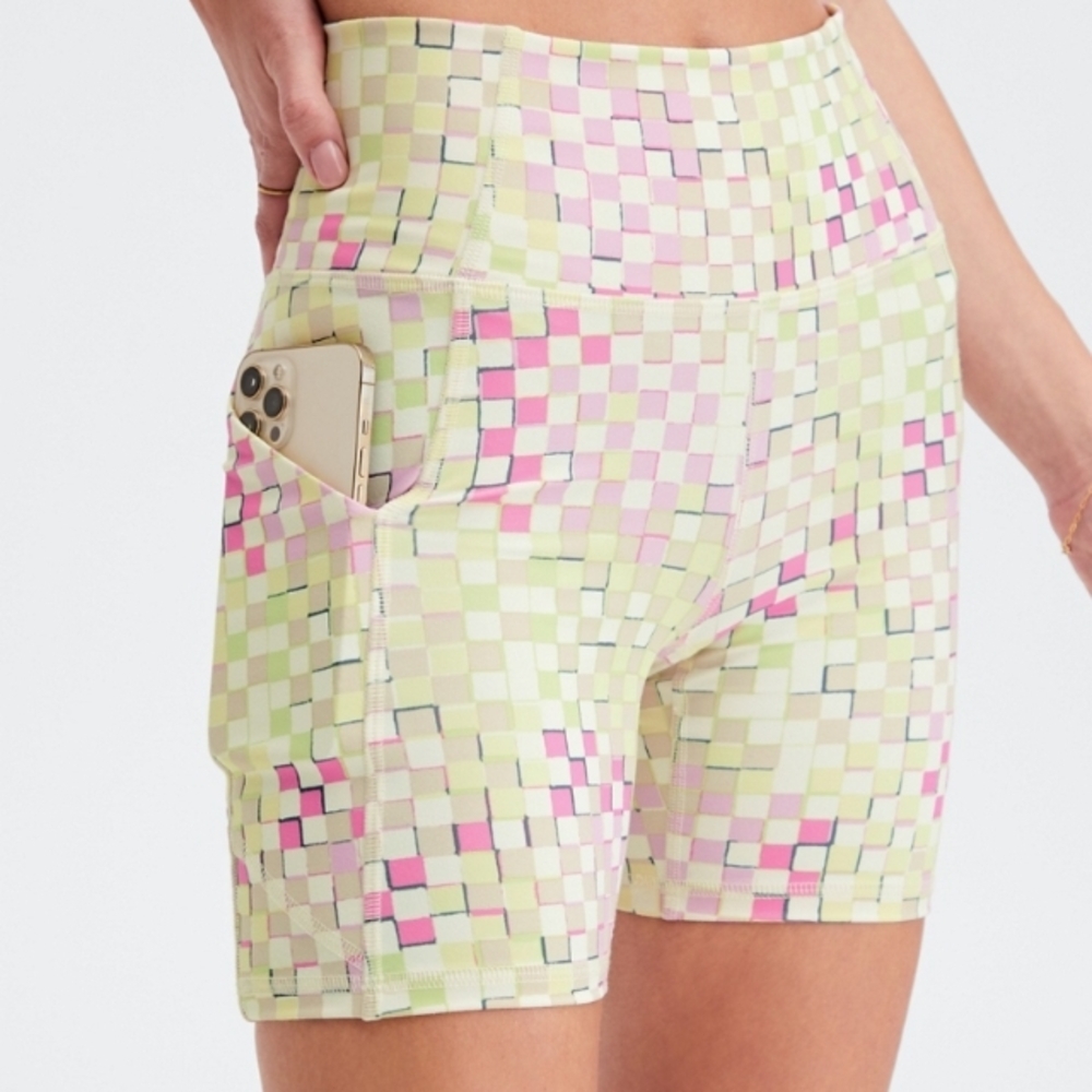 Fabletics Colorful Checkered Women's Bicycle Pockets Stretch Shorts Medium